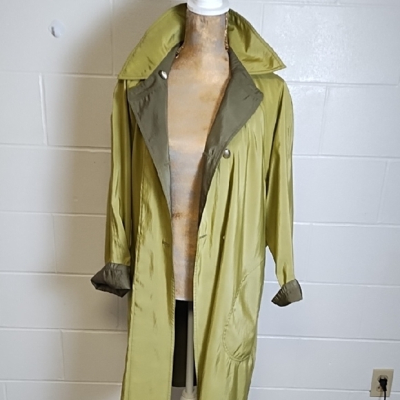 Reversible Green Trench Coat with Pockets Belt Accent can be Removed & Reversed - Picture 12 of 13